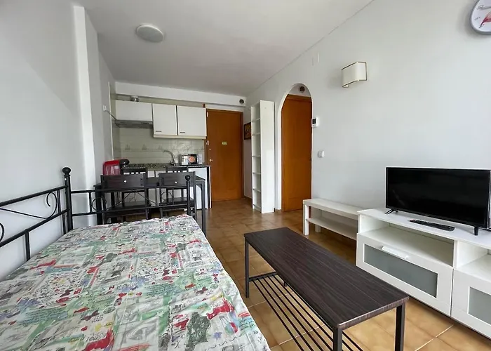 Piso Reformado Con Terraza, Piscina, 3 Minutos De Playa De Fenals