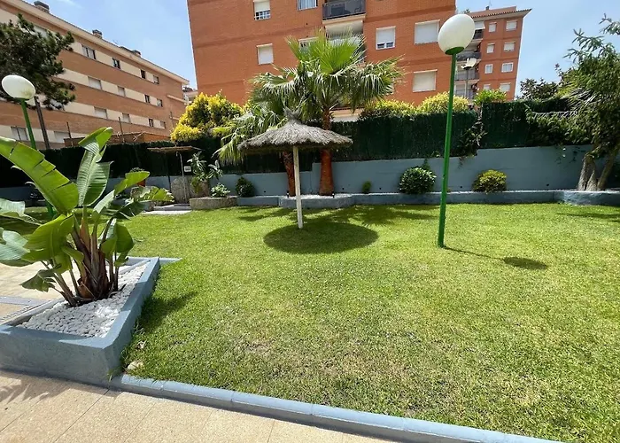Piso Reformado Con Terraza, Piscina, 3 Minutos De Playa De Fenals